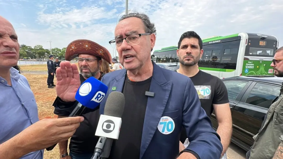 Augusto Cury propõe um Uber brasileiro com taxa de 5% para motoristas e taxistas, em ato em frente ao STF. A ideia seri…
