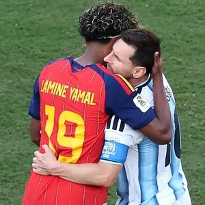 FIFA publica estudo da Copa destacando papéis táticos de Vini Jr e Messi. Analisar o posicionamento de jogadores como e…