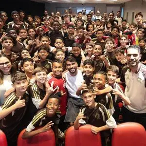 Meia do Flamengo fez palestra para jovens da base do time. Isso mostra o valor da experiência dentro do esporte, mostra…
