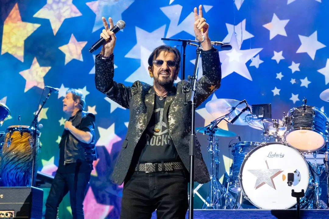 Ringo Starr tocou em Forest Hills Stadium pela primeira vez desde 1964. É legal ver o retorno dele ao palco, contando c…