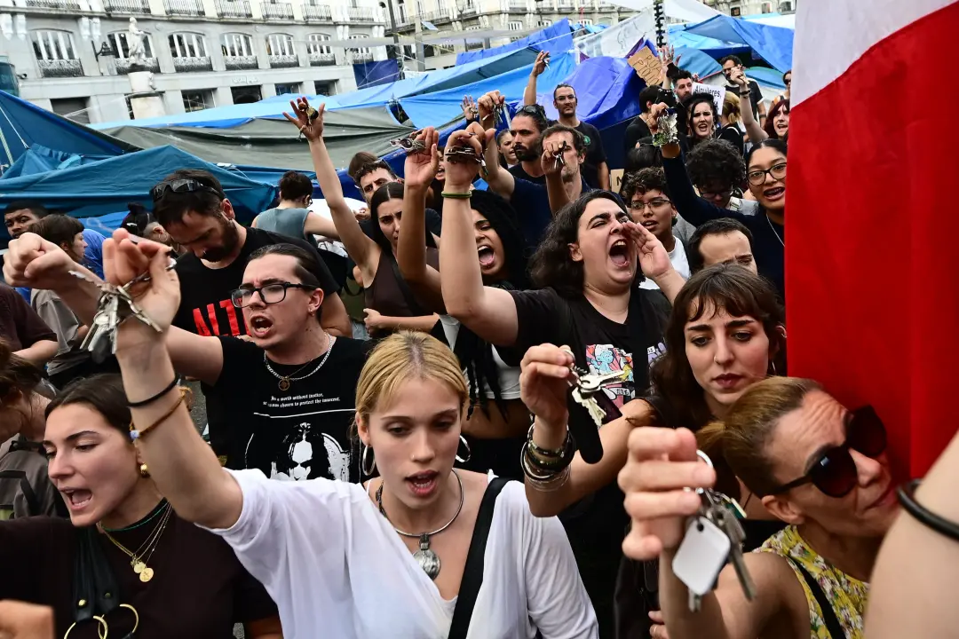 Praias de San Jerónimo, 200 jovens e policiais aguardavam a votação no Congresso. O silêncio caiu na rua enquanto a vot…