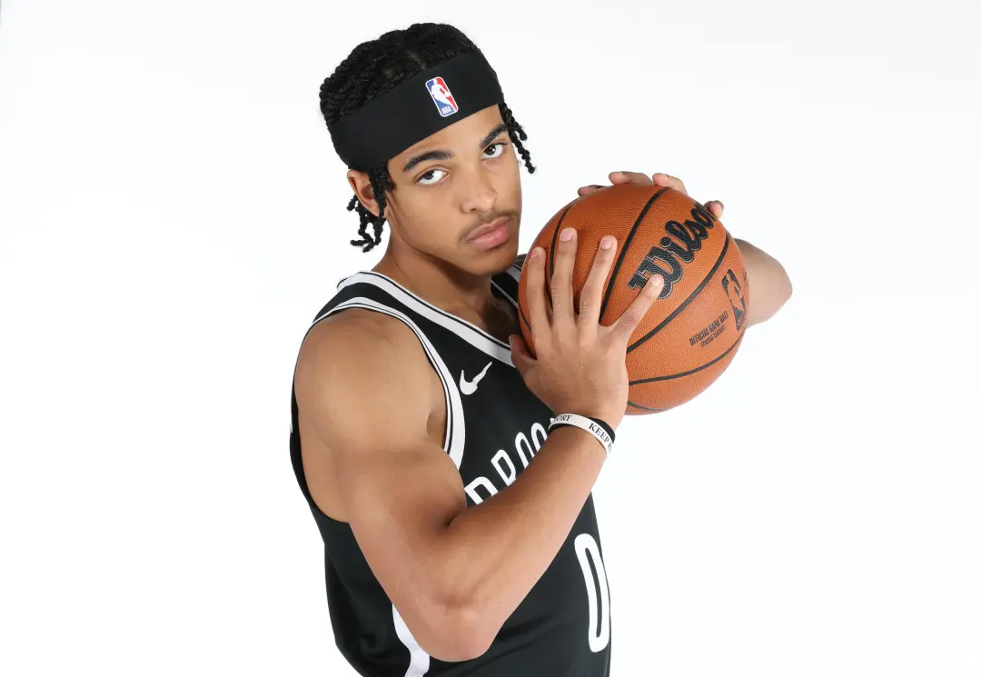 Brooklyn Nets dando calma com lesão no tornozelo do Mikel Brown Jr. Ele começou o treino com a lesão, mas a equipe tá s…