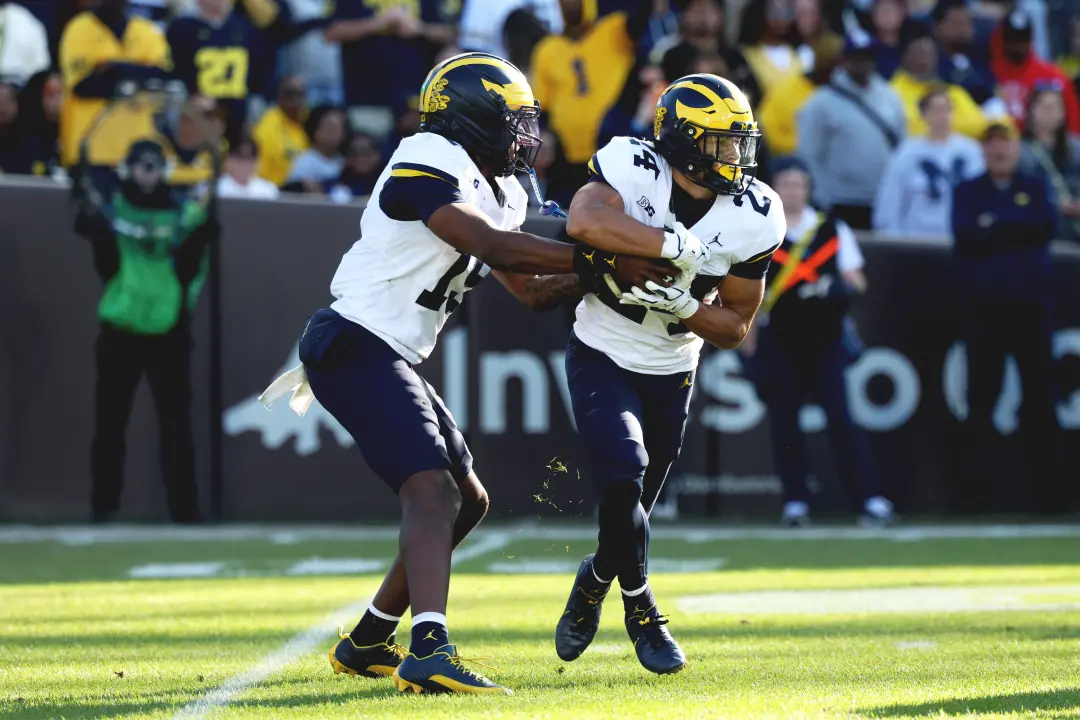 Michigan Wolverines vai pra Minnesota e vai usar o uniforme branco com calça azul pela primeira vez na temporada. Acho …