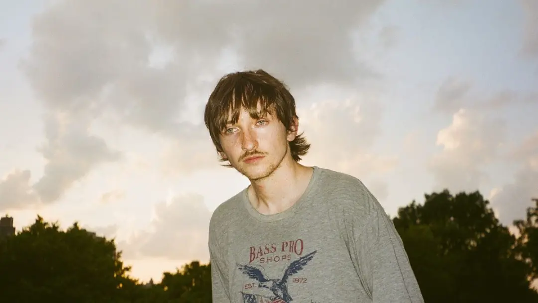 Hudson Freeman lançou o single Fell Ass Backwards como prévia do álbum Doom Country, que sai dia 6 de novembro. A ideia…