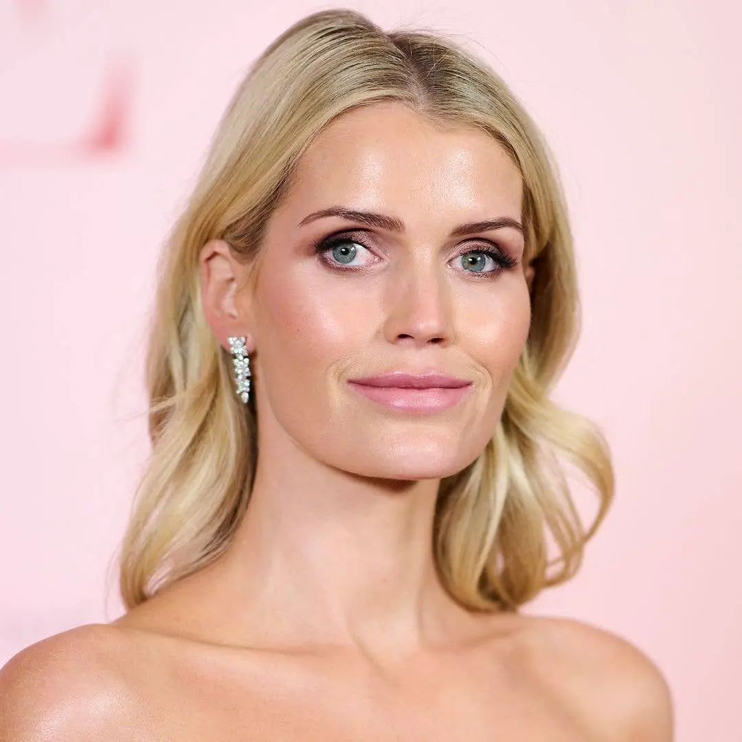 Lady Kitty Spencer, sobrinha da Princesa Diana, foi vista saindo de uma festa Dolce & Gabbana em Milão Fashion Week usa…