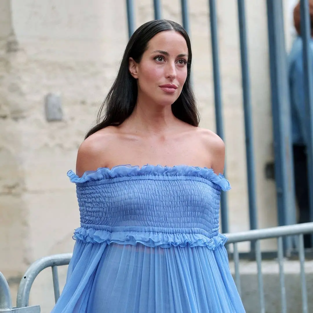 Ines de Ramon arrasou em um vestido azul etéreo no desfile da Chloe na Paris Fashion Week Spring/Summer 2027. Achei que…