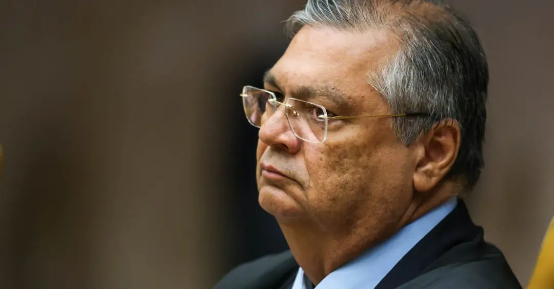 Flávio Dino afirmou que a Justiça deve ser acionada para resolver controvérsias entre Poderes, citando as decisões de G…
