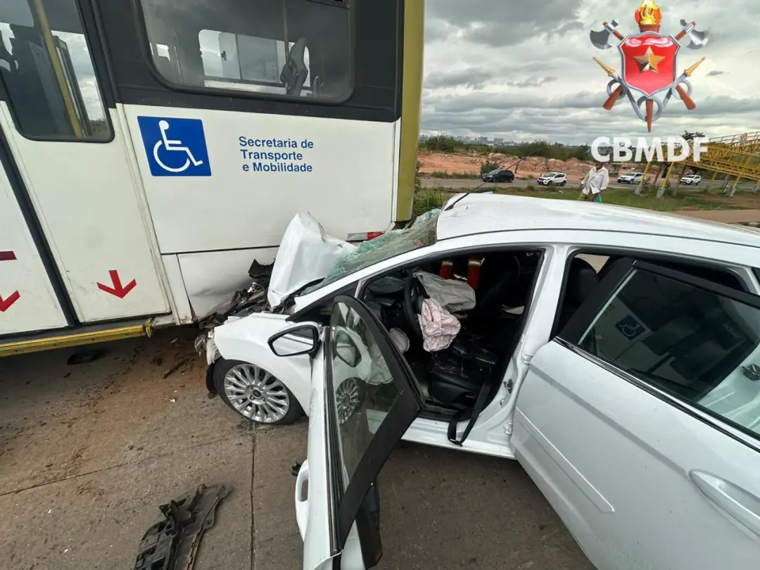 Via Estrutural, manhã de sexta, colisão de carro e ônibus gerou parada cardiorrespiratória em homem de 59 anos. A rever…