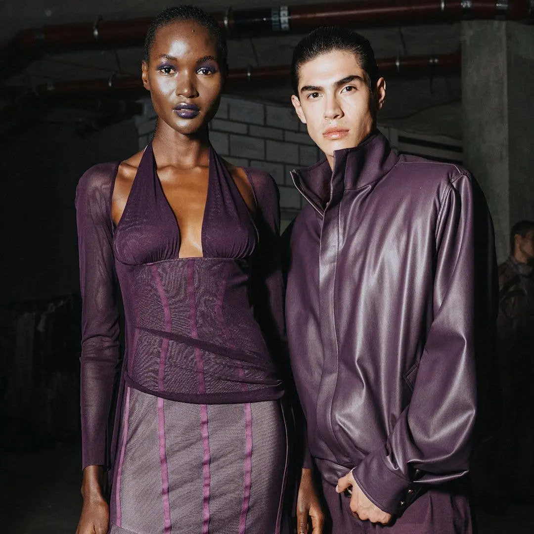 Roxo domina passarelas da Bottega Veneta e Prada. Essa cor voltou com força total na moda, o que mostra como a estética…