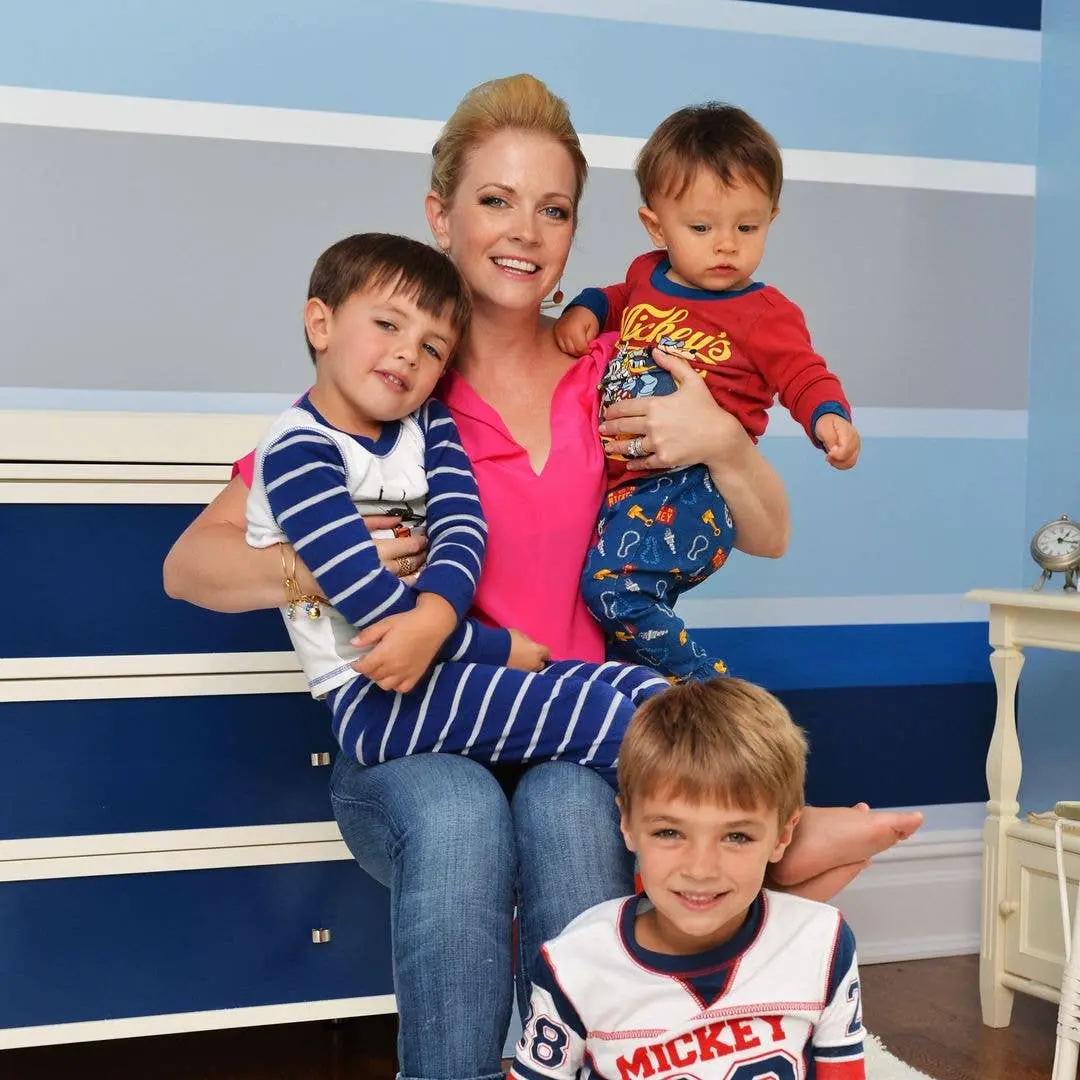 Melissa Joan Hart tem três filhos que são parecidos com ela, Mason, Braydon e Tucker, e todos fizeram estreia na atuaçã…