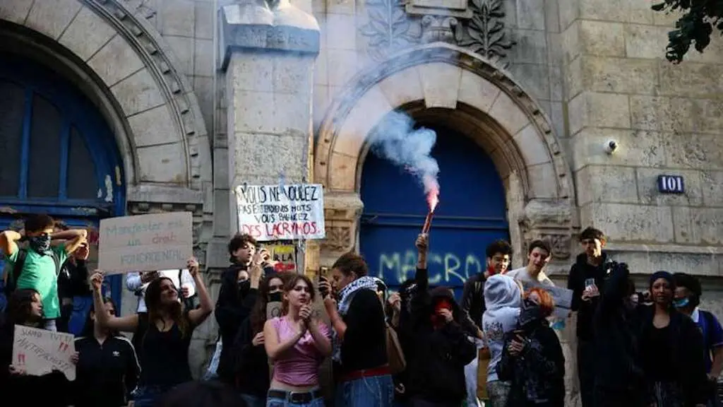 560 escolas na França estão com bloqueios estudantis mesmo com a proibição do governo. Os protestos apontam falta de re…