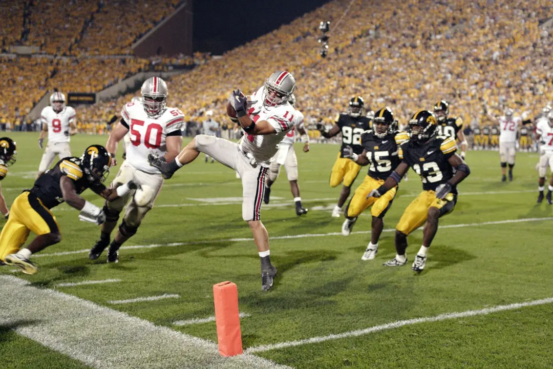 Ohio State joga contra Iowa, o time 14, neste sábado, e o calendário Big Ten fica bem mais pesado a partir daí. É um jo…