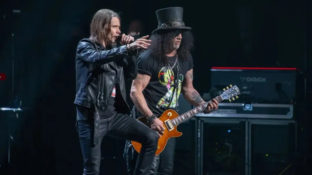 Slash e Myles Kennedy voltam para a América Latina em 2027, começando a turnê mundial Flying Blind em abril. É interess…