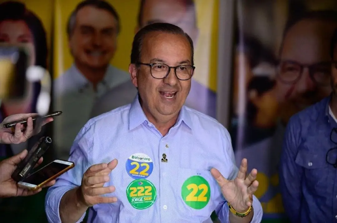 Jorginho Mello, com quase cinco décadas de atuação, é candidato à reeleição para o governo de Santa Catarina. Ele acumu…