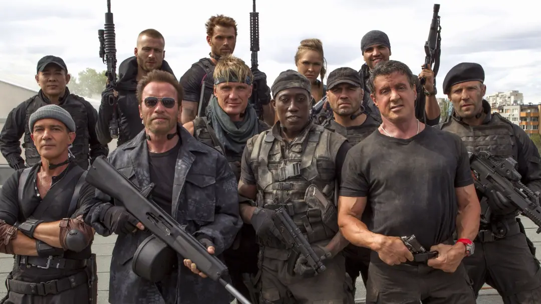 Arnold Schwarzenegger e Dolph Lundgren, ícones dos anos 80, apareceram em um clipe exclusivo sobre a ascensão de Lundgr…