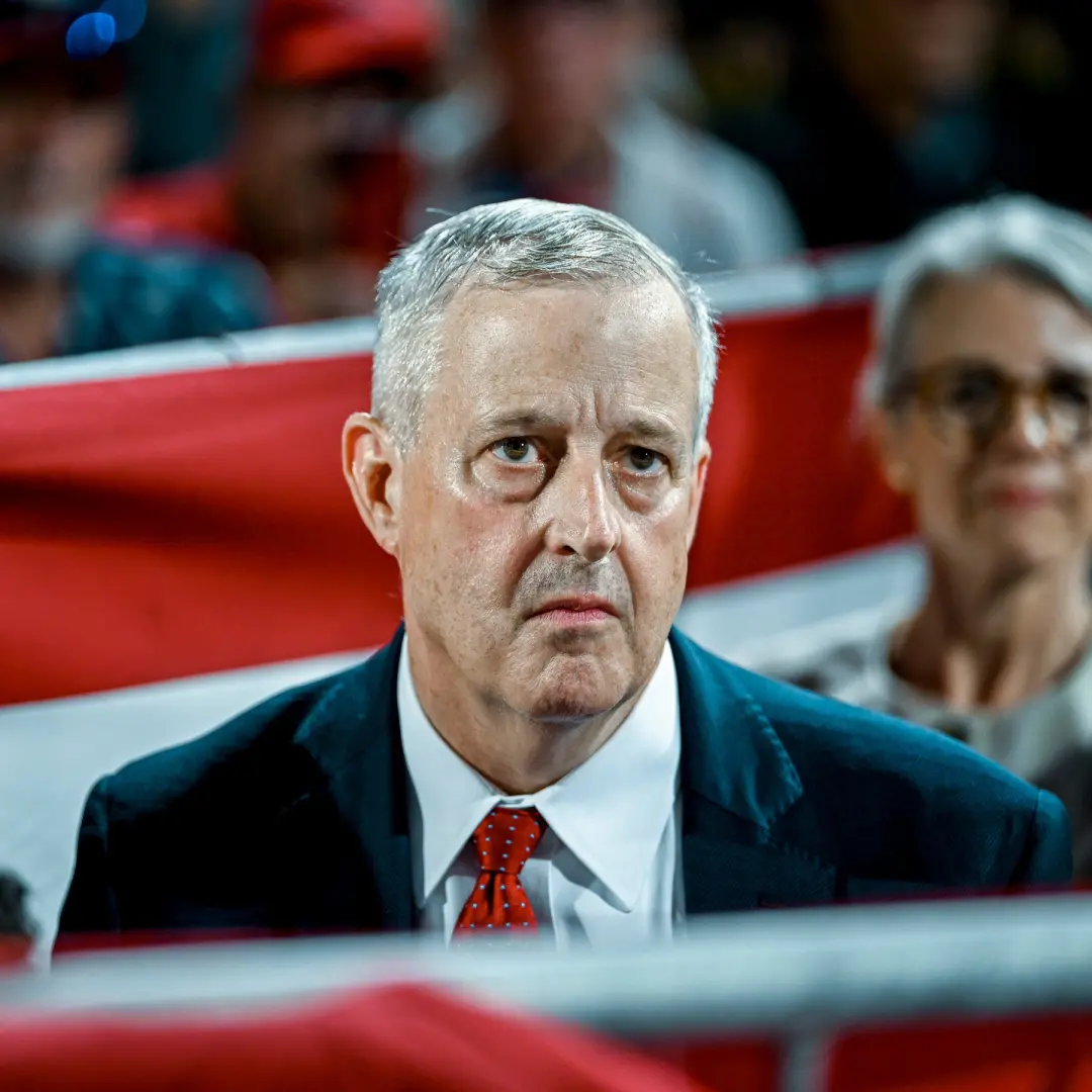 O Fundo de Liderança do Senado está desviando dinheiro para Kansas. A mudança gera preocupação partidária enquanto se b…