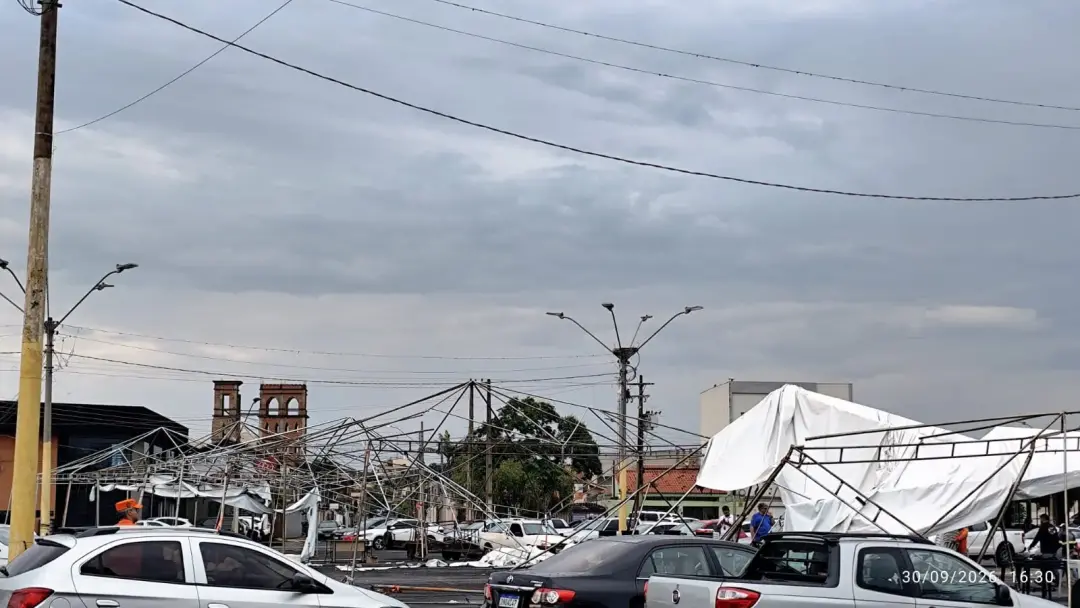 Itumbiara, no sul do estado, teve feira de automóveis desmontada e postes derrubados com ventos de 80 km/h. É um susto …