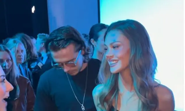 David Beckham curtiu um vídeo de seu filho Brooklyn e Nicola Peltz em evento de joias em Paris. É um gesto pequeno, mas…