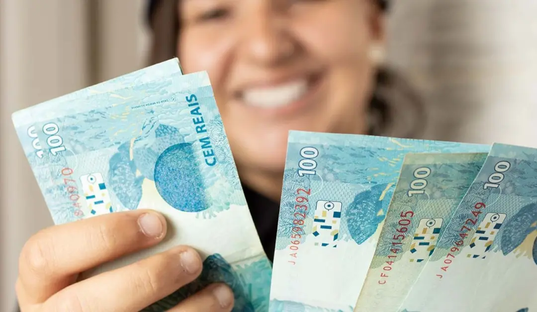 Primeira parcela do 13º salário em 2026 deve ser paga até 30 de novembro. A lei garante esse valor para quem tem cartei…