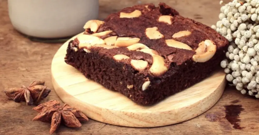 Brownie fitness de banana com cacau 100% e aveia é uma alternativa prática para quem quer evitar o chocolate tradiciona…