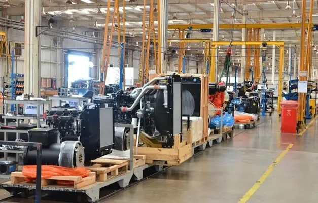 Produção industrial recuou 0,6% em agosto segundo o IBGE. Essa queda mostra que o setor tá sentindo a pressão e os cort…
