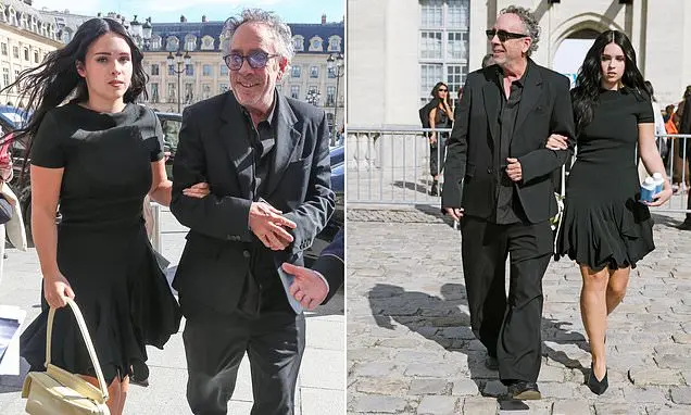 Tim Burton levou a filha Nell ao desfile Loewe Paris Fashion Week. É legal ver a família presente nesses eventos de mod…