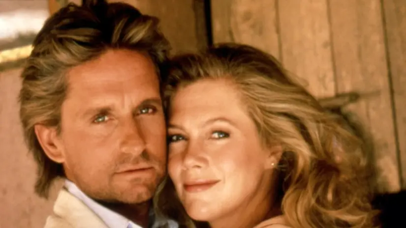 Michael Douglas confessou que teve um relacionamento secreto com Kathleen Turner ao filmar Romancing the Stone em 1983,…