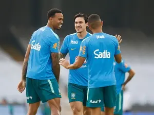 Pedro foi testado no lugar de Raphinha para amistoso contra a Índia. Essa troca mostra a constante busca por novas poss…