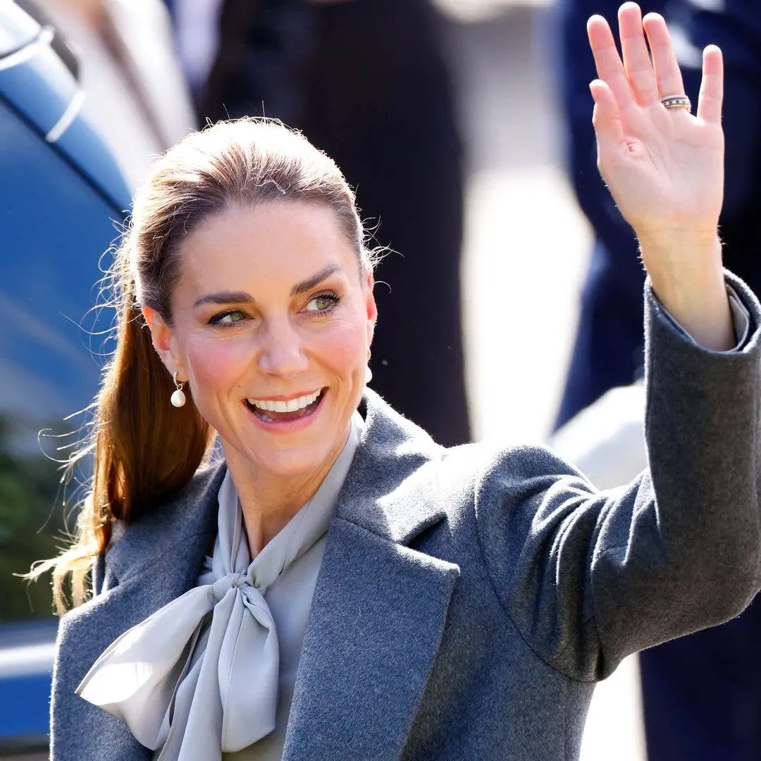 Kate Middleton carregou uma bolsa Smythson em tom ameixa no seu último compromisso real, a cor tendência para outono de…