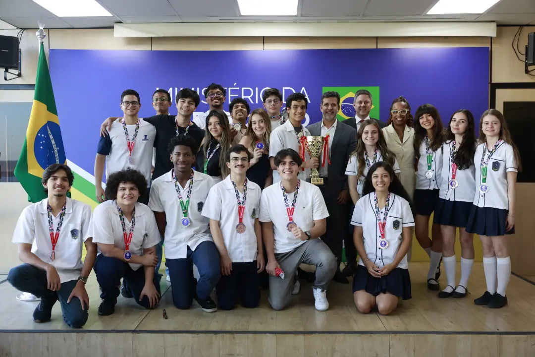 Estudantes da Zona Norte do Rio conquistaram 19 medalhas no World Mathematics Invitational no Japão. Ver jovens transfo…