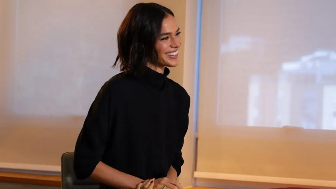 Bruna Marquezine foi a mais citada em pesquisa de dentistas sobre sorrisos bonitos, com 11,3% das menções. Fica bonito,…