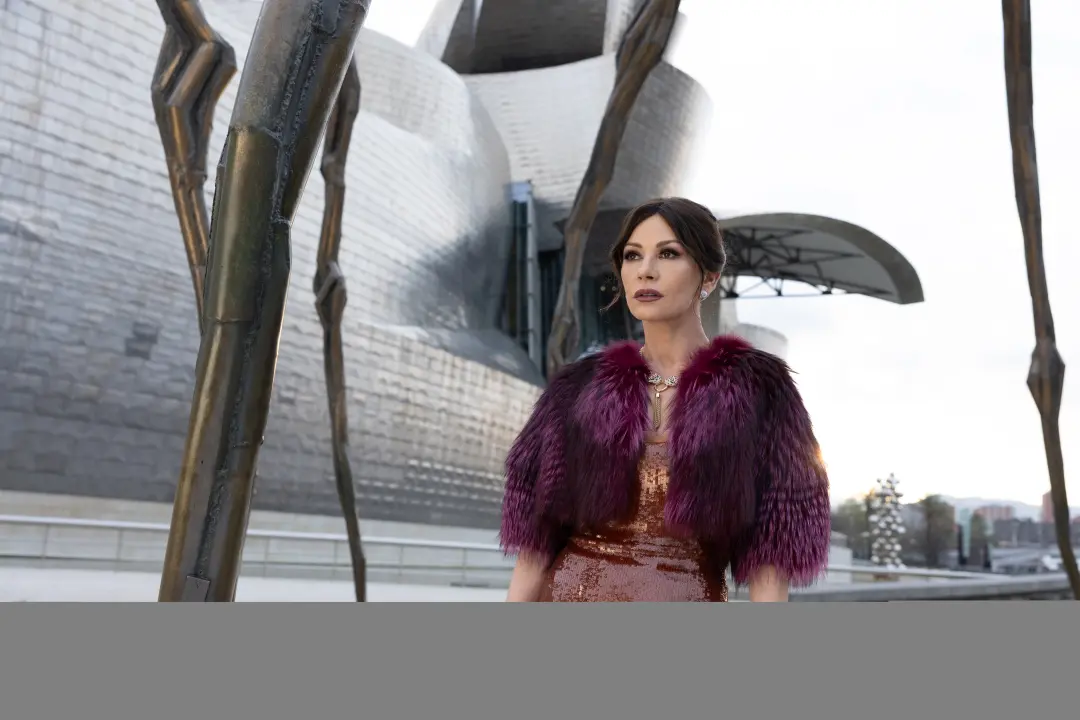 Kill Jackie, com Catherine Zeta-Jones, chegou na AMC+ como um thriller estiloso. O gênero comédia negra tá bombando na …