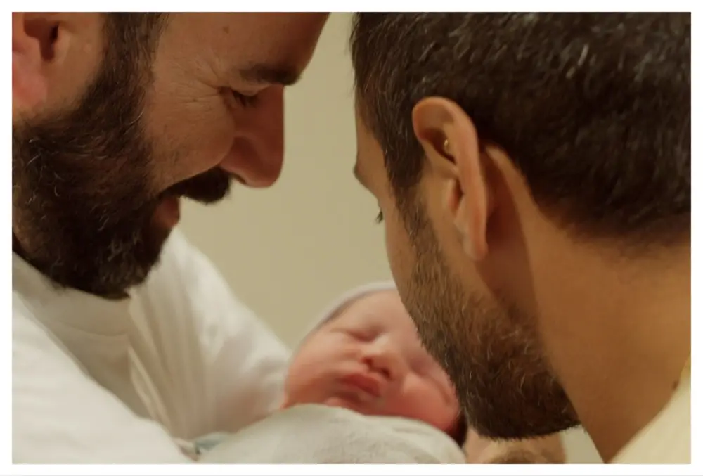 Documentário Father Father acompanha Aviv e Khader, casal israelense e palestino, viajando para Texas para o parto do b…