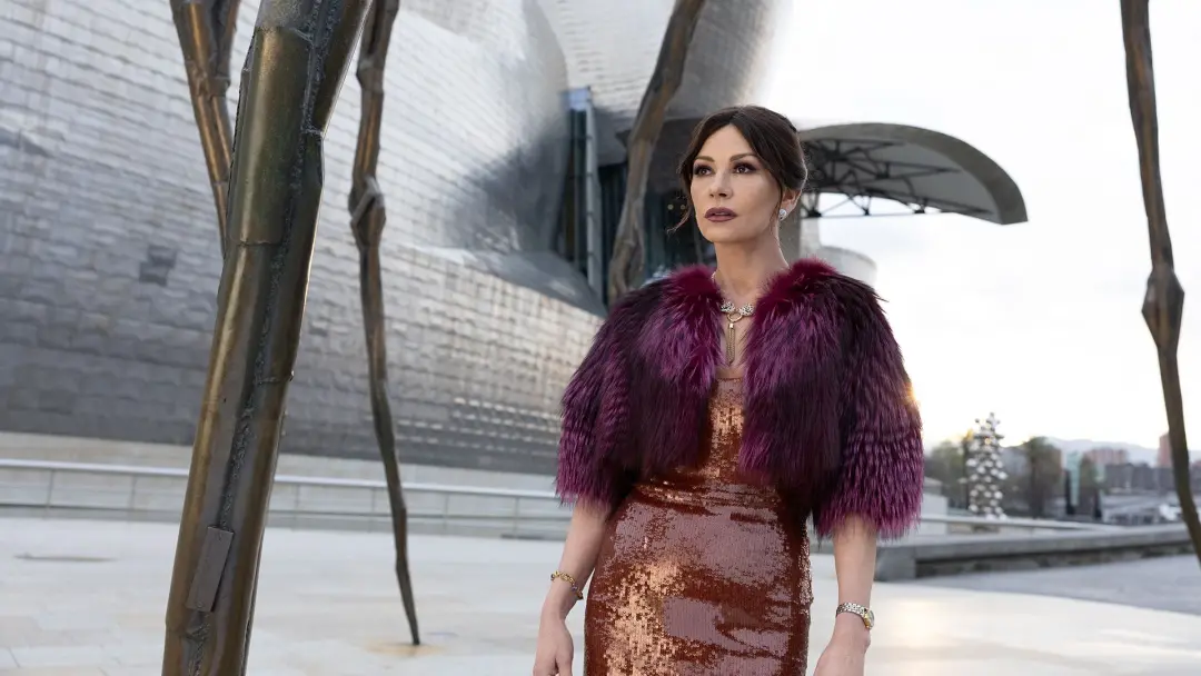 Catherine Zeta-Jones em Kill Jackie, um thriller de vingança, aparece como traficante sendo caçada. Cena intensa mostra…