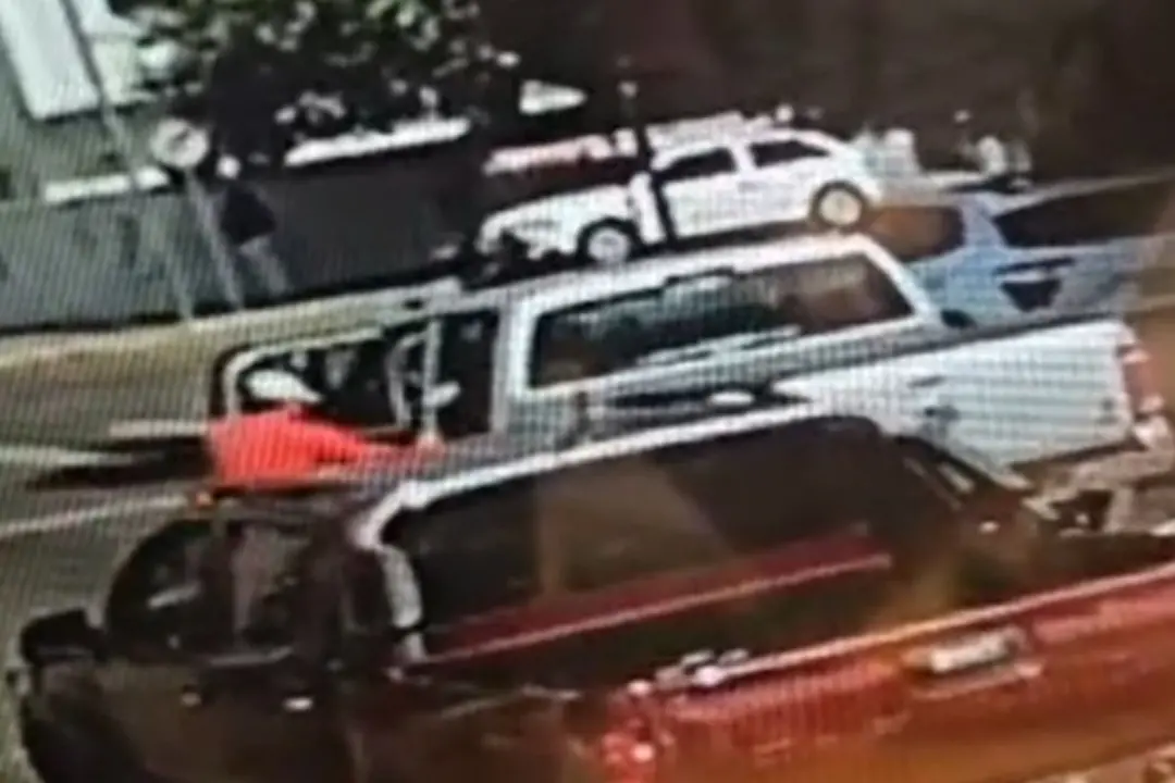 Rondonópolis teve motorista de caminhonete sequestrada por quatro homens dentro do veículo em um semáforo. A ação mostr…