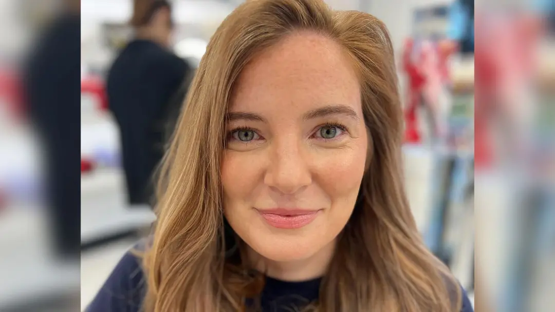 Brooke Eby, influenciadora, faleceu aos 37 anos após lutar contra a ELA. Compartilhar a luta publicamente mostra a forç…