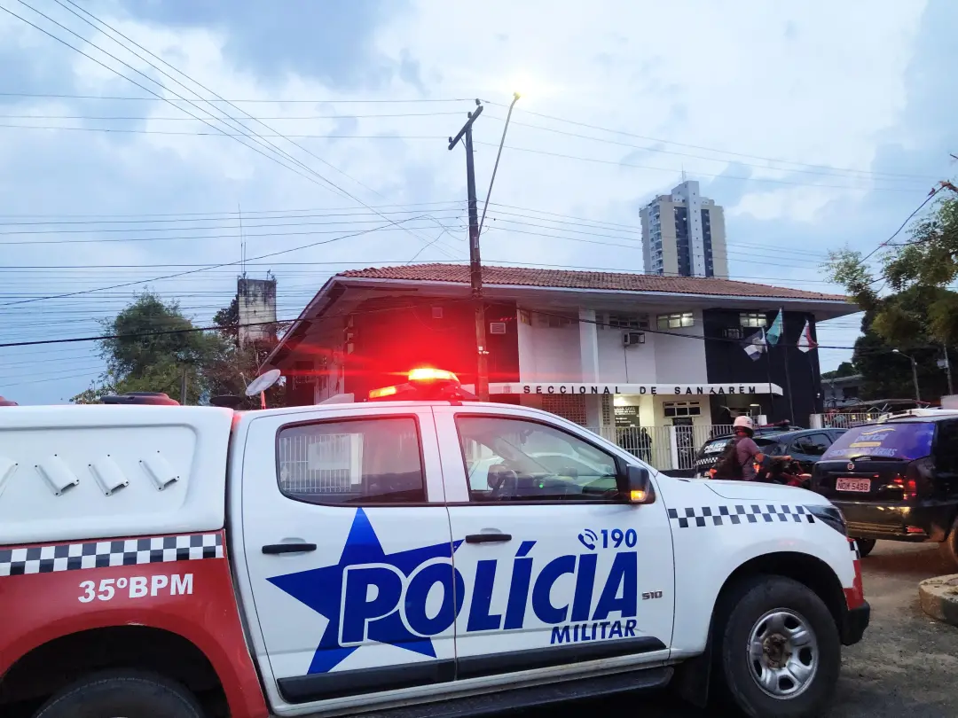 No Mercadão 2000, em Santarém, um jovem tentou fugir da PM e foi preso com crack. A tentativa de fuga, mesmo durante pe…