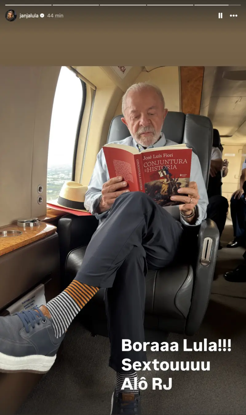 Janja postou foto de Lula lendo livro sobre conjuntura a caminho do Rio. Esse movimento, após o cancelamento do debate …