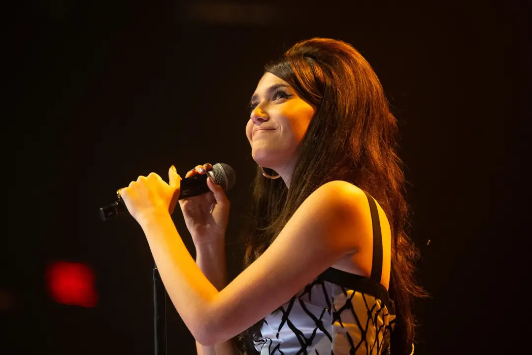 Sienna Spiro fez um set de uma hora no Austin City Limits, apresentando músicas do disco debut Visitor. A performance m…