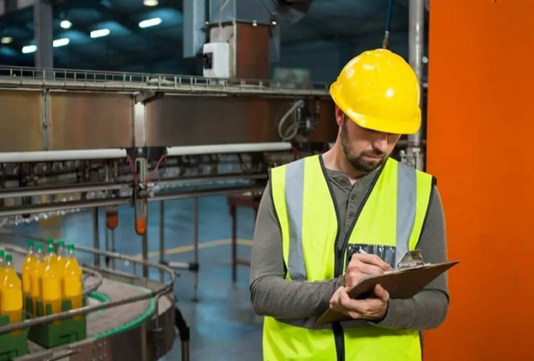 Produção industrial brasileira recuou 0,6% em agosto, perdendo ritmo depois de julho. A queda vem de áreas como produto…