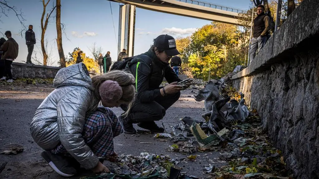 Ataques aéreos russos interromperam o tráfego das Pontes Sul e Paton em Kiev na manhã de sexta-feira. Isso mostra como …