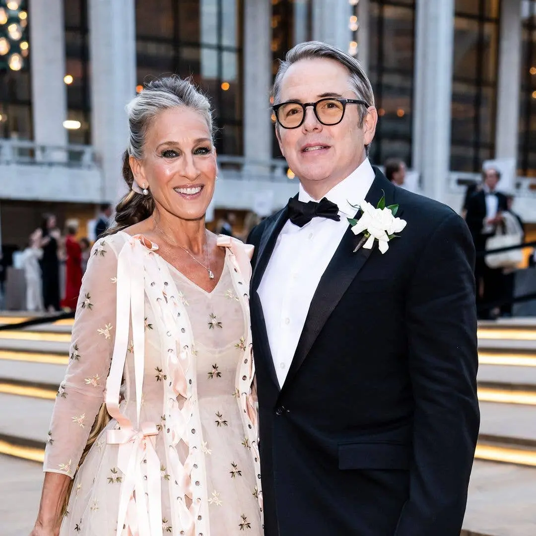 Sarah Jessica Parker apareceu na NYCB Fall Fashion Gala no Lincoln Center com cabelo que chegava na coxa. Esse visual m…