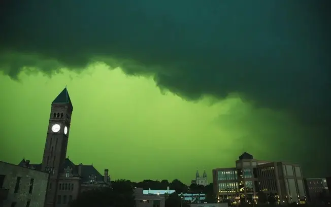 Céu verde precedendo tempestades severas é um fenômeno raro, com teorias dizendo que o verde reflete em nuvens com muit…