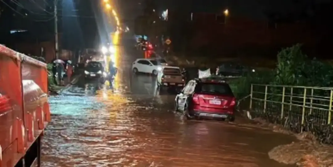 Jataí, Goiás, teve idoso resgatado em carro ilhado durante alagamentos fortes na quinta-feira. A força da água e da lam…
