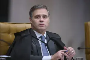 Ministro André Mendonça oficiou redes sociais para exigir a remoção imediata de publicações que associam Flávio Bolsona…