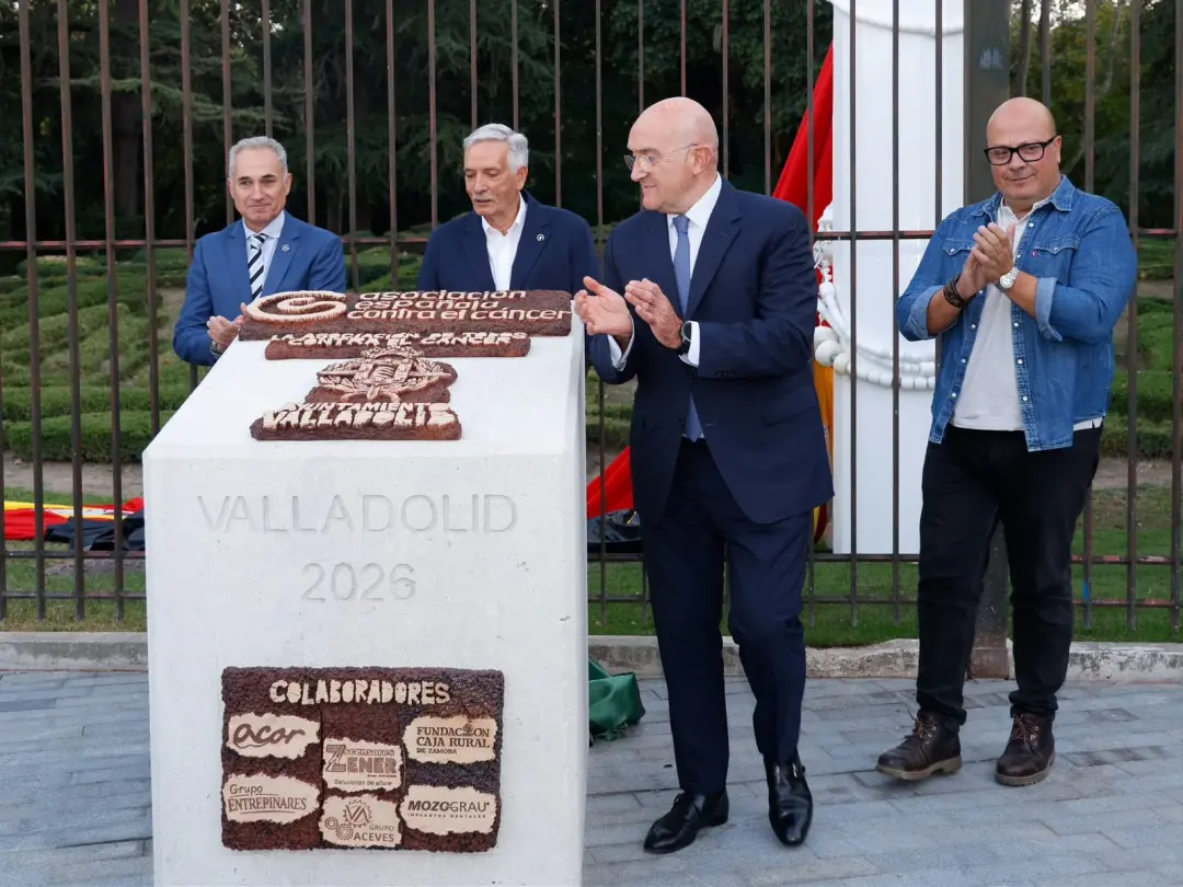 Em Valladolid, uma bandeira gigante de 150 metros quadrados da Espanha foi içada no centro da cidade em homenagem à Ass…