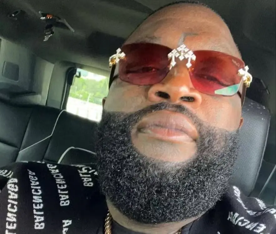 Rick Ross foi preso em Miami sob acusação de agressão física e estrangulamento em agosto. O relato diz que ele agredia …