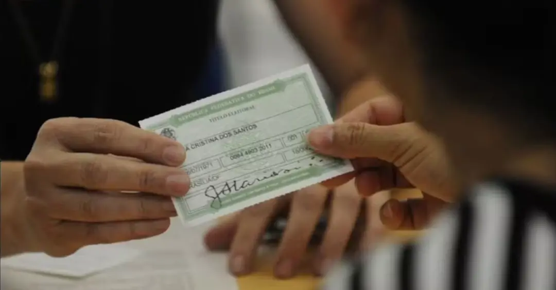 Documento oficial com foto basta para votar em 2026, o título impresso não é obrigatório. A certidão de nascimento não …