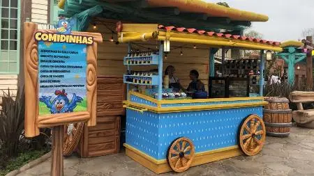 Vila da Galinha Pintadinha no Beto Carrero tem ovinhos coloridos para comer. Isso mostra que até nos parques temáticos …