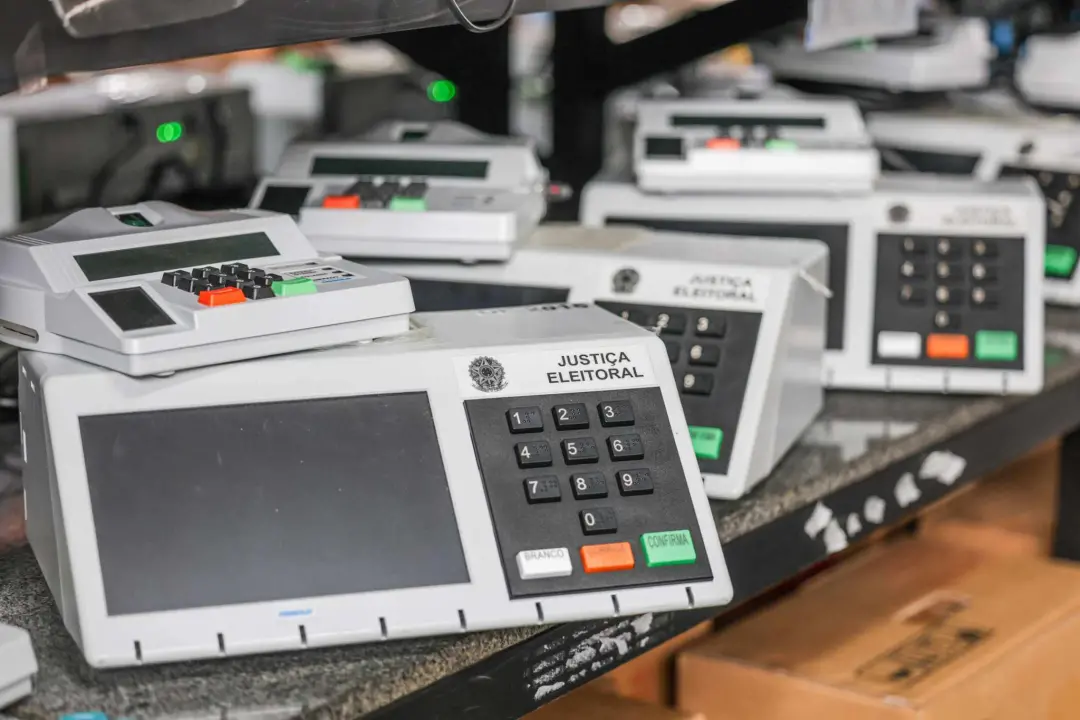 Quase 160 milhões de brasileiros têm direito de votar em 2026. Quem não puder comparecer precisa justificar a ausência …